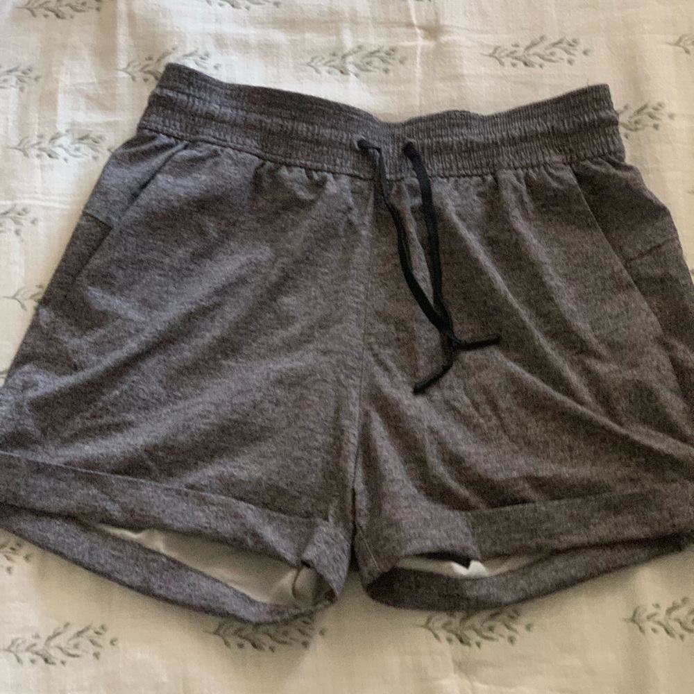 DISCONTINUED LULULEMON on the fly shorts